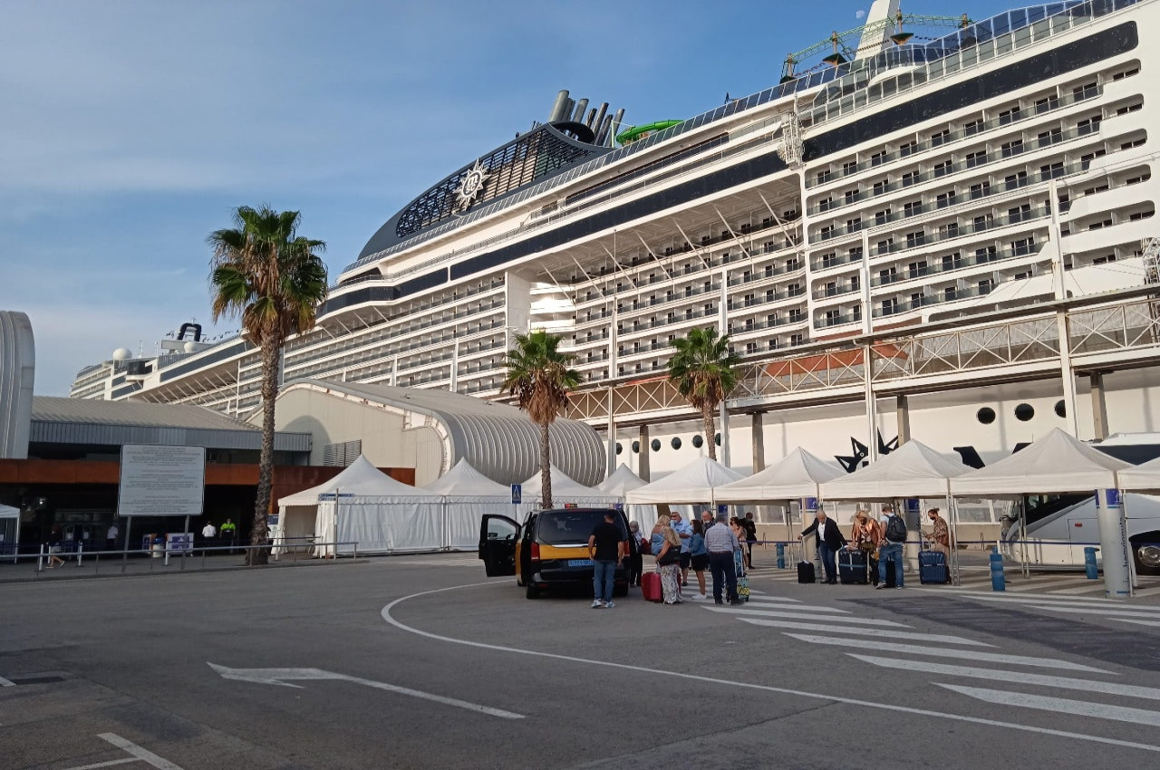 recogida de pasajeros en puerto de cruceros de Barcelona