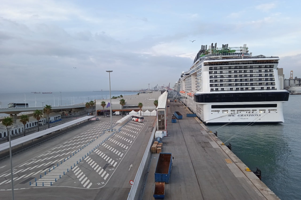 cruise terminal of Barcelona Muelle adosado