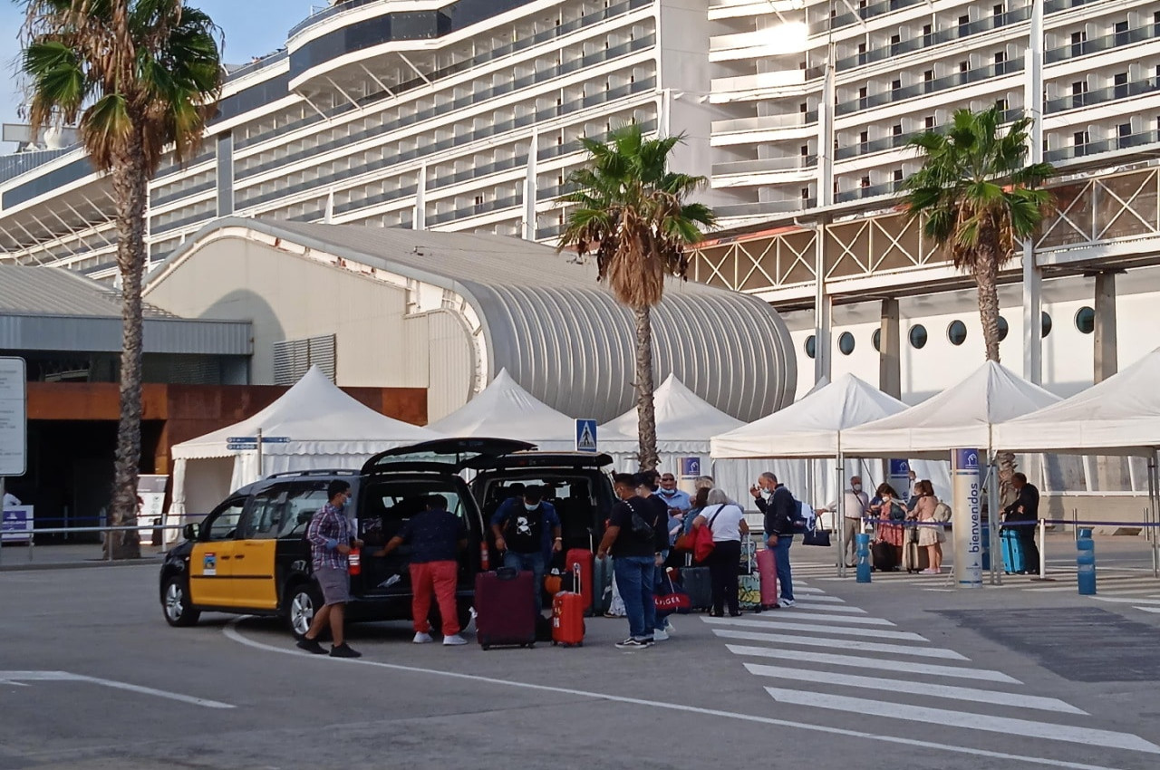 cruise terminal of Barcelona Muelle adosado pickup of passengers