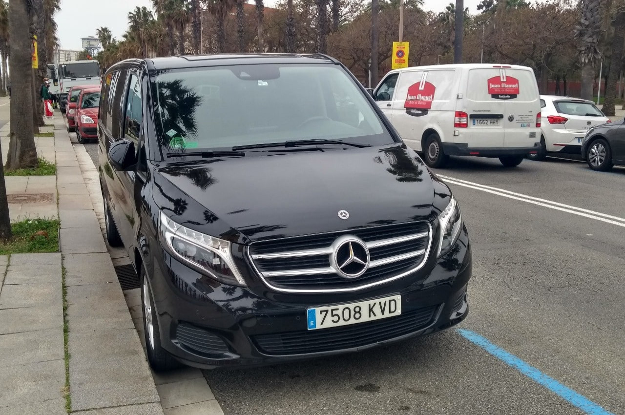 vista frontal del minivan Mercedes clase-V